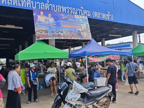 #ข่าวประชาสัมพันธ์เทศบาลตำบลพรรณานิคม วันพฤหัสบดี ที่ 21 พฤษภาคม พ.ศ. 2569 ดร. สุวัฒน์ สื่อกลาง นายกเทศมนตรีตำบลพรรณานิคม มอบหมายให้นายสุวิทย์ สื่อกลาง รองนายกเทศมนตรีตำบลพรรณานิคม พร้อมด้วย เจ้าหน้าที่กองคลัง ออกดำเนินการจัดล็อคตลาดโต้รุ่งใหม่ ณ บริเวณตลาดสดเทศบาลตำบลพรรณานิคม #ตลาดเช้า