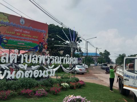 #ข่าวประชาสัมพันธ์เทศบาลตำบลพรรณานิคม วันศุกร์ ที่ 22 พฤษภาคม พ.ศ. 2569 ดร. สุวัฒน์ สื่อกลาง นายกเทศมนตรีตำบลพรรณานิคม มอบหมายให้ นายสุวิทย์ สื่อกลาง รองนายกเทศมนตรีตำบลพรรณานิคม พร้อมด้วย เจ้าหน้าที่กองช่าง ออกดำเนินการเปลี่ยนหลอดไฟ บริเวณสามแยกอากาศ ซ่อมไฟถนนวังปลาป้อมพัฒนา ถนนเสนารงค์ 2 จุด ถนนเรียบอูน ภายในเขตเทศบาลตำบลพรรณานิคมและตัดแต่งกิ่งไม้ออกจากสายไฟ ณ วัดอุฒาจารย์