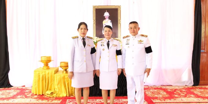 #ประชาสัมพันธ์เทศบาลตำบลพรรณานิคม วันเสาร์ ที่ 13 มิถุนายน พ.ศ. 2569 ดร.สุวัฒน์ สื่อกลาง นายกเทศมนตรีตำบลพรรณานิคม พร้อมด้วย สมาชิกสภาเทศบาลฯ หัวหน้าส่วนราชการ และประชาชนในพื้นที่ พร้อมกัน ณ วัดอุฒาจารย์ ตำบลพรรณา อำเภอพรรณานิคม จังหวัดสกลนคร ร่วมพิธีถวายน้ำสรงพระศพและลงนามถวายความอาลัย เบื้องหน้าพระรูป สมเด็จพระเจ้าลูกเธอ เจ้าฟ้าพัชรกิติยาภา นเรนทิราเทพยวดี กรมหลวงราชสาริณีสิริพัชร มหาวัชรราชธิดา เพื่อแสดงความจงรักภักดีและสำนึกในพระกรุณาธิคุณอย่างหาที่สุดมิได้