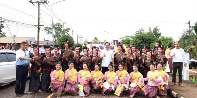#ข่าวประชาสัมพันธ์เทศบาลตำบลพรรณานิคม วันที่ 24 กรกฎาคม พ.ศ. 2569 ดร.สุวัฒน์ สื่อกลาง นายกเทศมนตรีตำบลพรรณานิคม พร้อมด้วยคณะผู้บริหาร สมาชิกสภาเทศบาล หัวหน้าส่วนราชการ และพนักงานเทศบาลตำบลพรรณานิคม เข้าร่วมพิธีเปิดงานประเพณีแห่เทียนเข้าพรรษา ประจำปี 2569 โดยมี นางสาวภิรมย์ ก้อนแพง นายอำเภอพรรณานิคม เป็นประธานในพิธี การจัดงานในครั้งนี้เป็นความร่วมมือระหว่างเทศบาลตำบลพรรณานิคม เทศบาลตำบลพรรณานคร หน่วยงานราชการ สถานศึกษา รัฐวิสาหกิจ ภาคเอกชน และชาวคุ้มวัดต่าง ๆ ในเขตตำบลพรรณา เพื่อร่วมกันสืบสานและอนุรักษ์ขนบธรรมเนียมประเพณีอันดีงามของท้องถิ่น ตลอดจนส่งเสริมความรัก ความสามัคคี และความร่วมมือของทุกภาคส่วนในชุมชน มีขบวนแห่เทียนพรรษาจากคุ้มวัดต่าง ๆ เคลื่อนขบวนตามเส้นทาง ไปยังสถานที่จัดงาน ณ โดมอเนกประสงค์โรงเรียนพรรณาวุฒาจารย์ อำเภอพรรณานิคม จังหวัดสกลนคร ก่อนที่แต่ละคุ้มวัดจะอัญเชิญต้นเทียนพรรษาไปถวายยังวัดต่าง ๆ เพื่อใช้ประกอบศาสนกิจเนื่องในเทศกาลเข้าพรรษา สืบสานพระพุทธศาสนาและประเพณีอันทรงคุณค่าของไทยให้คงอยู่สืบไป
